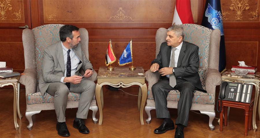 هيئة قناة السويس تبحث مع هاباج-لويد تعزيز التعاون وعودة الخدمات الملاحية